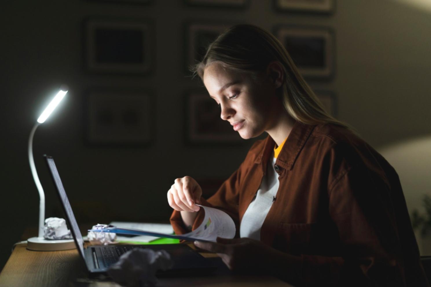 Detailierte Finanzanalyse im Büro